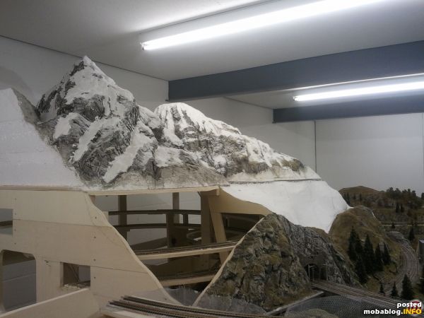 Das Gebirge an seinem Platz.
Hier jetzt noch ein paar weitere Impressionen. Man sieht, dass noch am Übergang Gebirge/Segment sowie der Segmente selbst gearbeitet wird, da diese noch weiss oder gipsfarben ...