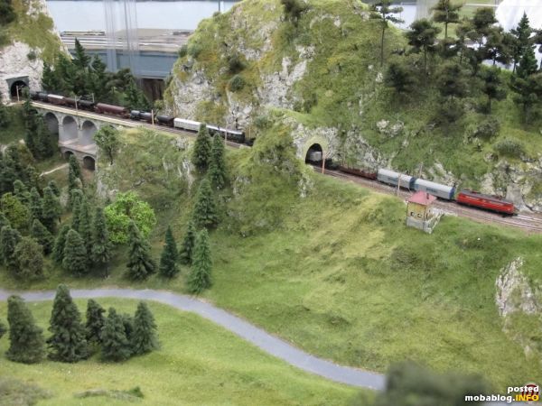 Der Krauseltunnel ist der kürzeste Tunnel an der Semmeringbahn, hier rollt ein schwerer Güterzug in Richtung Breitenstein talwärts.
