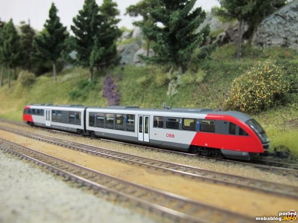 Beim großen Vorbild sind die Gleise längst abgetragen, im Modell lebt der Nebenbahnbetrieb weiter: ein VT5022 bei einer Betriebspause im Bahnhof von Türnitz.