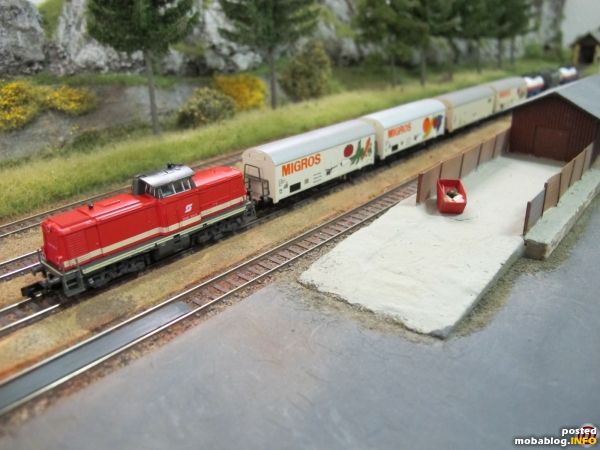 Die Nahversorgung der Bevölkerung wird bei uns noch mit der Bahn durchgeführt - ein solcher Nahgüterzug war heute mit der Reihe 2048 unterwegs.