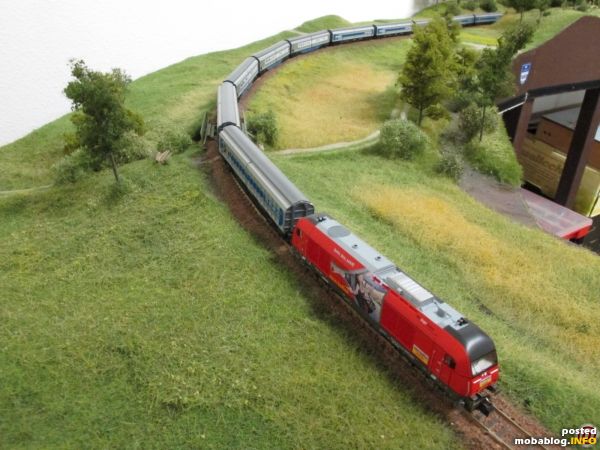 Mit insgesamt 10 Wagen gut ausgelastet war die heutige Ganzzugleistung in Richtung Fiddle-Yard - hier mit Reihe 2016 des EVU Stern & Hafferl nach der Ausfahrt aus Enzersdorf-Staatz.
