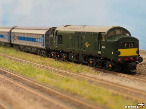 Die British Rail Class 37 (Graham Farish by Bachmann) hat so traumhafte Fahreigenschaften, dass sie spontan auf die lange Modulstrecke durfte und für die Rückleistung des Fährbootwagenzuges herangezogen wurde - ...