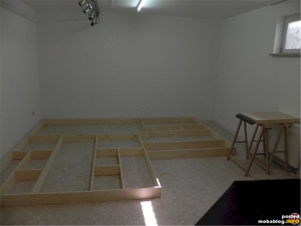 Für den Unterbau hab ich mir von einer Tischlerei aus 19mm Dreischichtplatten fertige Teile zuschneiden lassen. Die Aufteilung des Rasters entspricht der Gleisführung in den Schattenbahnhöfen. Hat alles perfekt gepasst. ...