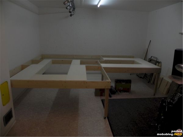 Als Montagefläche für die Schienen: 8mm Pappelsperrholz, die Stöße sind auch am Rand der Anlage in der Mitte der Rahmen, um die Fläche jederzeit vergrößern zu können.