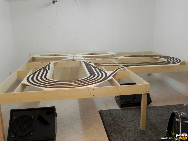 Die montierten Wendel als Sechskant mit Segmenten aus 4mm Pappelsperrholz in Trapezform versetzt verleimt. Die Brücke wurde verschraubt.