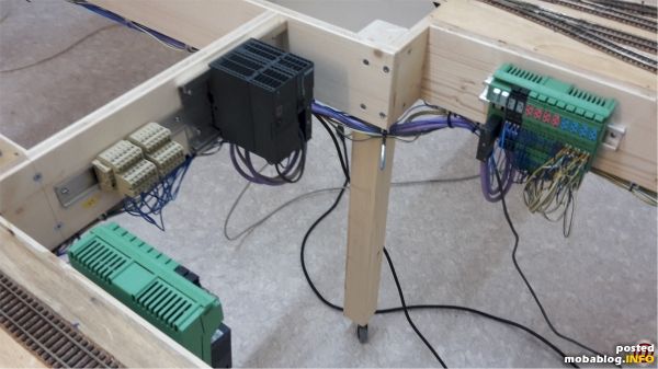 Hier meine Zentrale (oben Mitte), eine CPU Simatic-S7 PN/DP, die Stromversorgung für 24VDC und ein paar Klemmen zur Verteilung. Die grünen Teile sind I/O Module mit jeweils 16 digitalen Eingängen ...