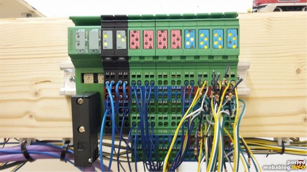 Hier ein I/O Modul, die Widerstände im rechten Bereich benötige ich für die Hall-Sensoren als