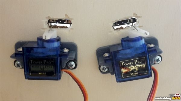 Die Schaltschwellen der Weichen werden mit kleinen RC-Servos aus Fernost mit 0,5mm Stahldraht bewegt (passende Servohalter gibt's bei AustroModell). Die Stellungen der Servos sind im Weichencontroller gespeichert.