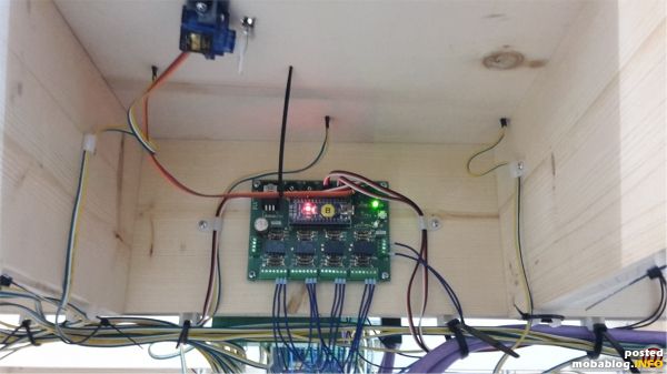 Die Verkabelung erfolgt ausschließlich an der Unterseite des Rasters. Schaut noch etwas ungeordnet aus, ist aber auch noch nicht fertig.