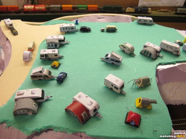 Nach der letzten Deckschicht Styrodur erfolgte gleich einmal die Probeaufstellung der selbst in Papier-/Kartonbauweise erstellten Wohnwagen.