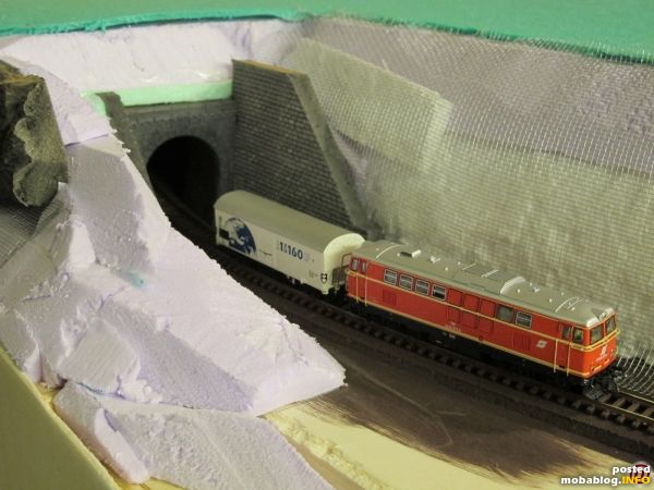 Der nächste Schritt war dann das Anbringen des Fliegengitters, um die steileren Geländeformen wie Abhänge und Einschnitte auszubilden. Auch wurden beide Tunnelportale mit Futtermauern aus Styrodur (Noch) ergänzt.