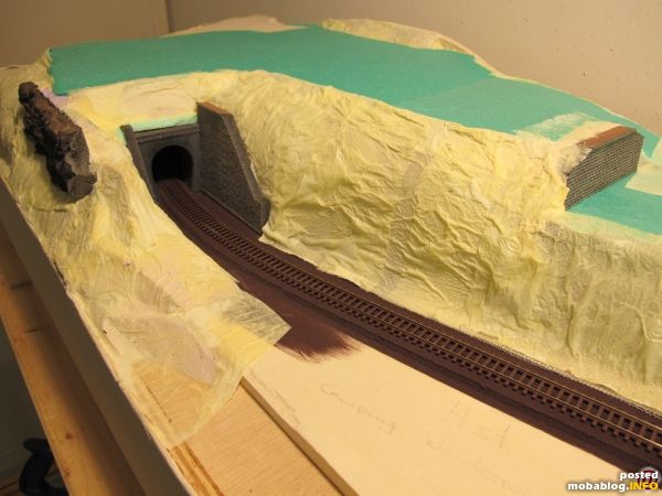 Weiter ging es dann mit Leimwasser und Toilettenpapier - in mehreren Schichten, überlappend verlegt, bekommt das Fliegengitter eine nach erfolgter Trocknung stabile Unterlage für den Spachtelauftrag mit Moltofill.
