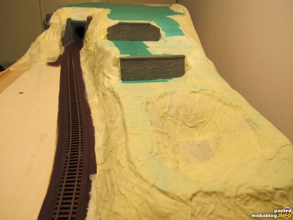 Auch der Badeteich wurde mit der leimgetränkten Papierschicht ausgekleidet, sodass alsbald mit der Gestaltung der Unterwasserwelt begonnen werden kann.