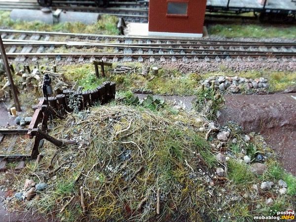 Der alte Prellbock wird durch eine Aufschüttung ehemaligen Materials eines Gleisoberbaues gesichert.