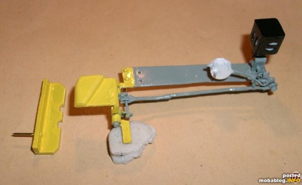 lackierte, aufgelegte Gleissperre
Leider habe ich es versäumt alles komplett fertiggesstellt im Bild festzuhalten, vertraue dabei aber auf eure Vorstellungskraft.