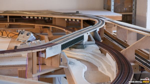 Hauptstrecke und Nebenbahn kommen gemeinsam aus dem Hauptbahnhof und gehen von dort an getrennte Wege. Die Hauptstrecke unterquert sich selbst.
