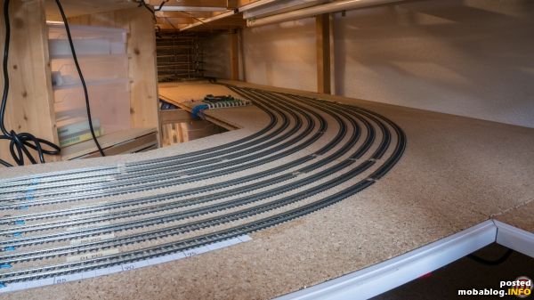 Unser Schattenbahnhof ist aus beiden Richtungen befahrbar und mit je 5 Gleisen ausgestattet. Die Züge gelangen dorthin durch unsere beiden Gleiswendel an jedem Ende der Anlage. Die Gleiswendel können auch ...