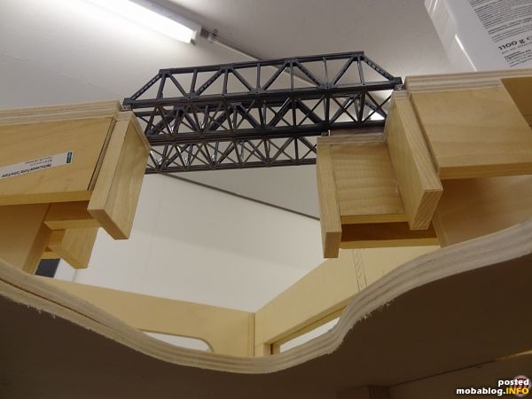 Die oberste Brücke ist eine Stahlträgerbrücke, welche ich aus einem Faller-Bausatz habe. Ich habe die zwei Elemente etwas verschoben nebeneinander angeordnet und aus den zwei Einzelspur-Brücken eine Doppelspur-Brücke gemacht. Die ...