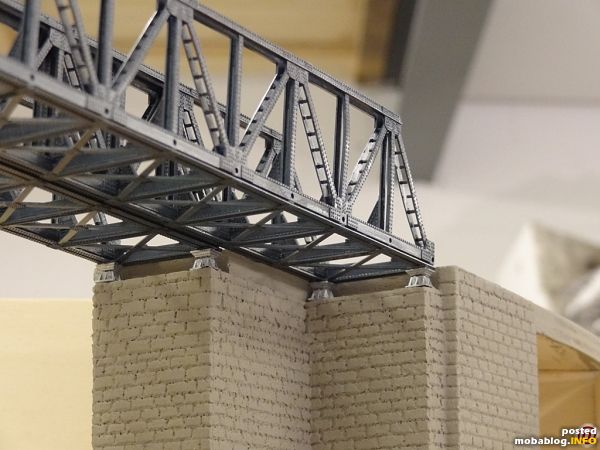 Detailbild der Brückenköpfe mit Widerlager. Der Brücke fehlen noch alle Anbauteile sowie die Farbgebung/Alterung.