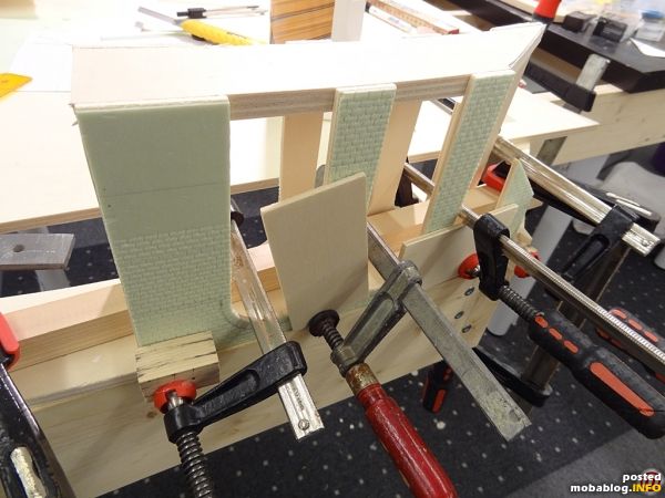 Hier entsteht die mittlere Brücke über den Gebirgsbach. Es handelt sich hier um ein kleineres Steinbogenviadukt, welches aus Sperrholz und ebenfalls Heki-Dur-Platten hergestellt wurde.
Hier steht's zur Montage auf dem Kopf.