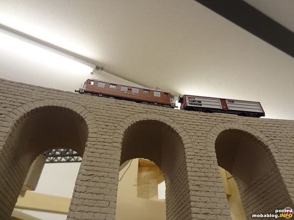 Die Gleise sind verlegt, die Brücke kann aber noch demontiert werden, da sie noch nicht fertig ist.