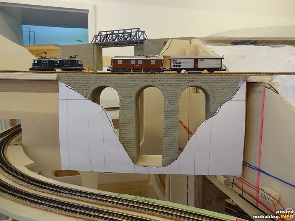 Die Geländekontur, welche ich mir vorstelle, visualisiere ich immer erst mit Pappe. Das hilft der Vorstellungskraft bezüglich des späteren Geländebaus auf die Sprünge.
Hier geht's weiter:
http://www.mobablog.info/blog.php?id=2267
