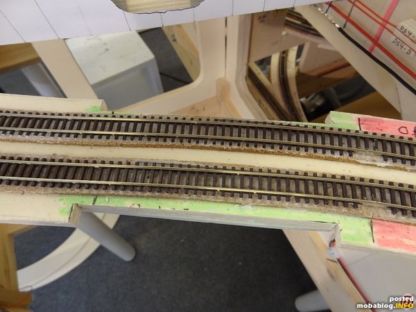 Für die untere Brücke stellte ich mir eine etwas neuere (Stahl-)Betonkonstruktion vor, die irgendwann mal eine kurze, ältere Brücke ersetzt hatte. Die schon verlegte Trasse musste dafür an Ort und ...