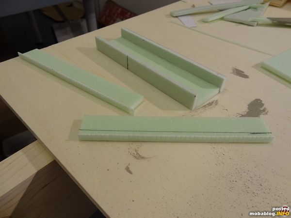 Mangels passender käuflich zu erwerbenden Modelle musste auch hier eine Eigenkonstruktion herhalten. Die Basis sind ausschliesslich Heki-Dur-Platten, diesmal der Stärke 4mm. Hier Teile der Brücke.
