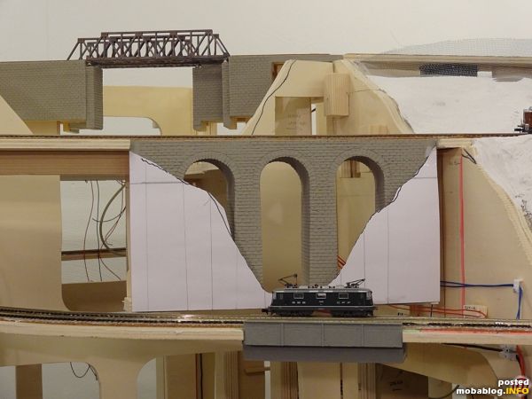 Die drei Brücken auf Segment 9 in der Totalen. Ich freue mich sehr auf die Ausgestaltung der Szene. Mit den verschiedenen Kaskaden des Flusses/Wasserfalls sicher eine spannende Herausforderung!
Ich hoffe, Ihr ...