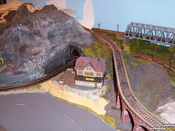 Hier ist das Viadukt eingepasst. Der Berg dahinter hat seine