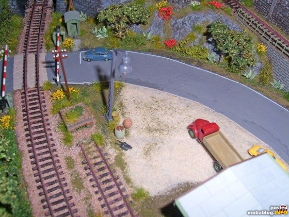 Im linken Anlagenteil ist ein Bahnübergang direkt vor dem Tunnel.