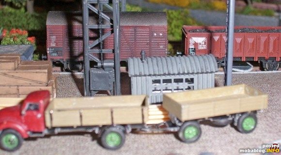 Lkw mit Anhänger an der Ladestrasse.