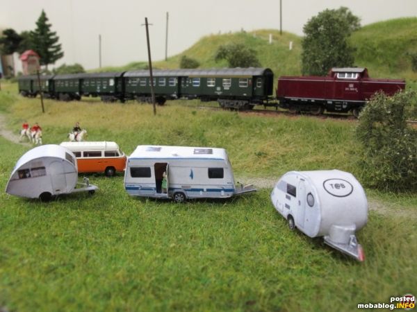 Auf der Wiese nächst des Gerichtsberges haben sich gemütlich niedergelassen: ein Retro-Wohnwagen