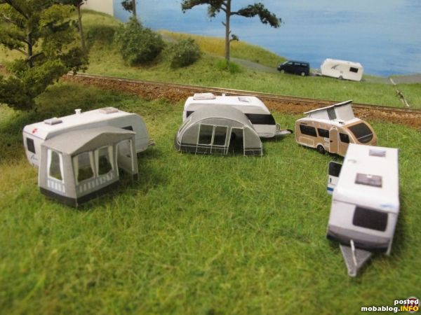 Hier wurden auch die Vorzelte aufgestellt - dahinter stehen ein Bürstner-Averso und ein Hobby-Premium, rechts davon ein Dethleffs Tourist mit Schlafdach