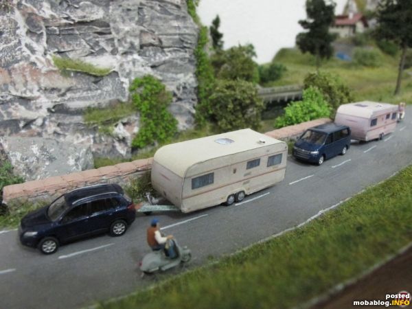 Auf großer Fahrt sind hier 2 Doppelachser vom Typ Tabbert-Comtesse unterwegs