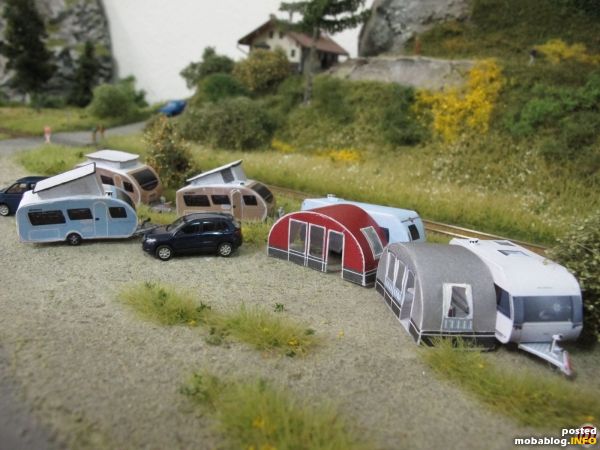 Der Dethleffs-Tourist ist ein moderner Hubdachwohnwagen, der auch optional mit Schlafhochdach erhältlich ist - hier sehen wir 3 Modelle dieses Typs