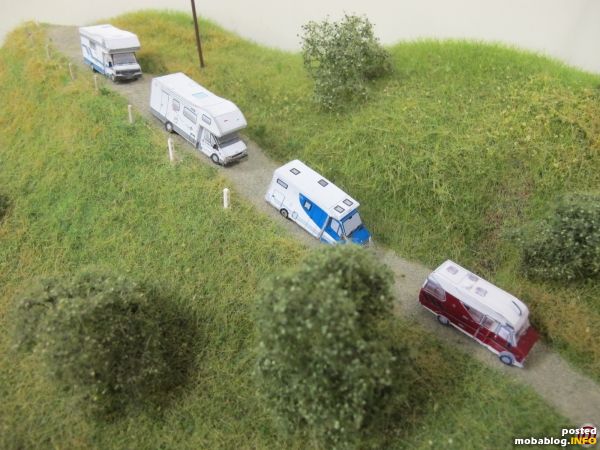 Natürlich dürfen auch Wohnmobile nicht fehlen - diese Modelle wurden anhand von Streetpaper-Vorlagen erstellt, ausgedruckt und ebenfalls aus festem Papier gebaut