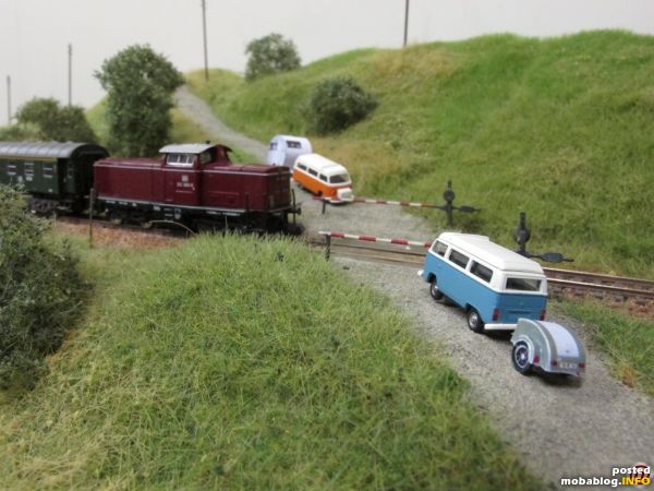 Ein besonderes Unikat ist der kleine Campinganhänger (gefunden auf Papermau und auch aus Papier gebaut) für den VW-Bus T2 (Lemke-Minis)
Bis bald am Campingplatz:-)