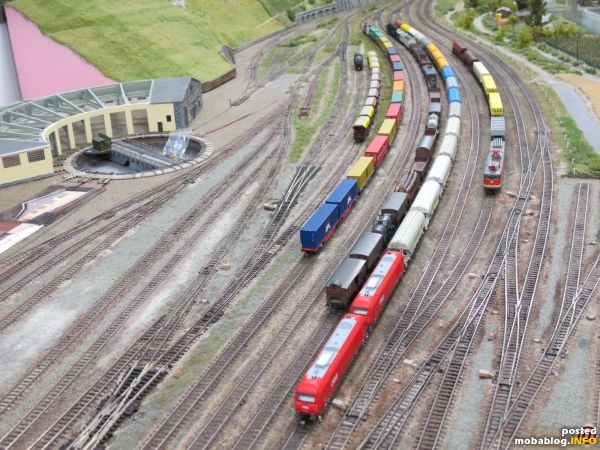 Beginnen wir diesmal bei den Gütergleisen im Bahnhof Mürzzuschlag, auf denen bereits einige Garnituren für die Abfahrt bereitgestellt sind. Ein 2016er-Tandem wird demnächst mit einem schweren Zug auf die Strecke ...