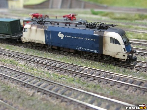 Vor wenigen Wochen noch auf deutschen N-Gleisen unterwegs, wurde die WLB Cargo-Maschine nach Wien umbeheimatet und ist nun mit einem Containerzug abfahrbereit. Bemerkenswert ist die professionelle Alterung wie beim großen ...