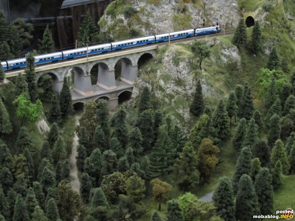 Wir gehen an die Strecke und sehen hier einen Railjet