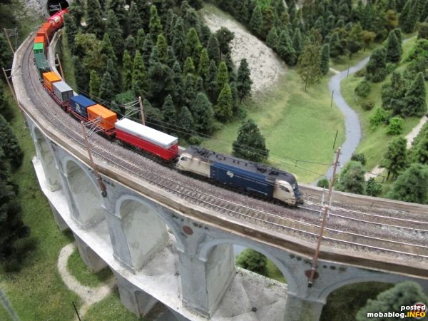 Es sollte nicht lange dauern, bis meine "eigene" Garnitur mit der WLB-Cargo und den "Kisten" (äh Containern) vorbeikommt.