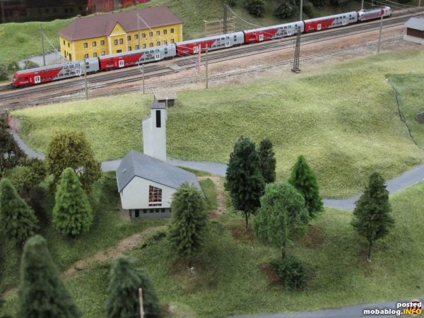 Huldigen wir nun den neuesten Fahrzeugen auf der Anlage: eine Dosto-Garnitur hält hier im Bahnhof von Breitenstein. Bedingt durch das Lichtraumprofil am Semmering gelangen die Wagen beim Vorbild nur bis ...