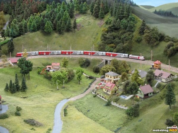 Hier noch ein Blick auf die Partie östlich von Breitenstein, gleich wird der Dosto im Weinzettelfeld-Tunnel verschwinden.