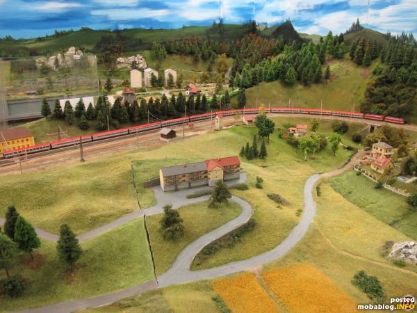 Ein sehr langer Eurocity mit Reihe 1044-Tandem benötigt nahezu die gesamte Länge des weiten Bogens von Breitenstein.