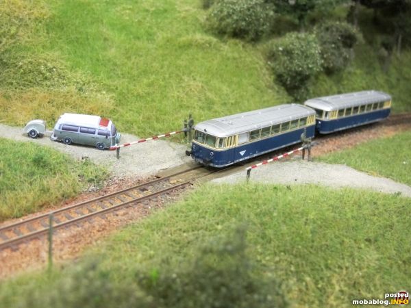 Zum Abschluss ein wenig Epoche IV-Romantik: während der VT5081 den Gerichtsberg passiert, wartet beim Bahnschranken geduldig ein VW T2-Bulli mit einem stilechten Campinganhänger (Eigenbau aus Papier).