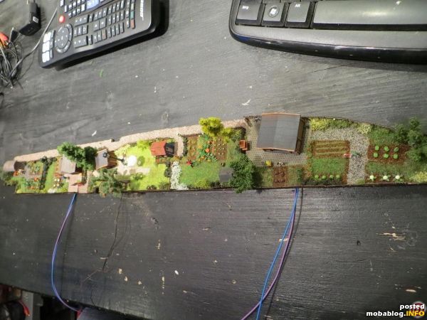 Das rechte Element mit 5 Gärten und seitlichem Weg. 2 der Gartenhäuser haben eine Beleuchtung, der mittlere Garten eine kleine Laterne.