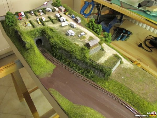 Hier nun mal ein Schrägluftbild des Campingplatzmoduls - insgesamt gibt es jetzt 3 Terrassen für Wohnwagen und Zelte. Da wir bereits so viele Campingfahrzeuge besitzen, wurde der Plan eines Badeteichs ...