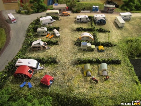 Auf der oberen Terrasse wurden bereits die Parzellen mit kleinen Hecken eingeteilt.