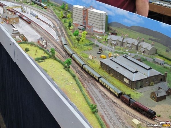 Obwohl die Zeit der Sectorisation bei British Rail in den 1980er Jahren bereits angebrochen ist, sind auch Steam Specials auf der Mainline zu sehen.